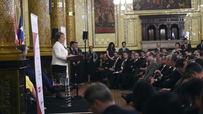 La inesperada pregunta del embajador boliviano a Bachelet durante un foro en Londres
