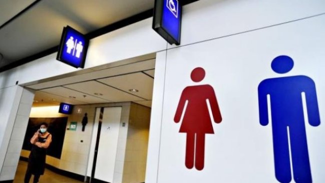 Gobierno de EE.UU. instruyó a escuelas a que transexuales usen baños que prefieran