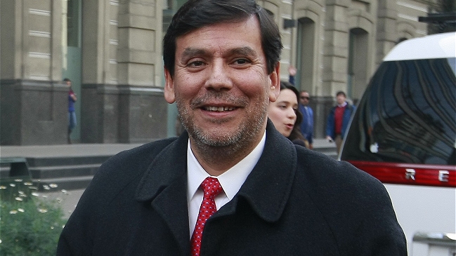 Ex ministro Arenas reapareció públicamente para defender un cambio a la Constitución