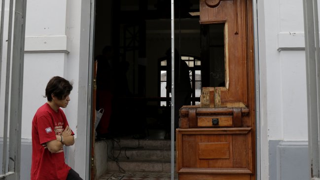 Tohá criticó a Carabineros por destrucción de centenaria puerta del Liceo de Aplicación