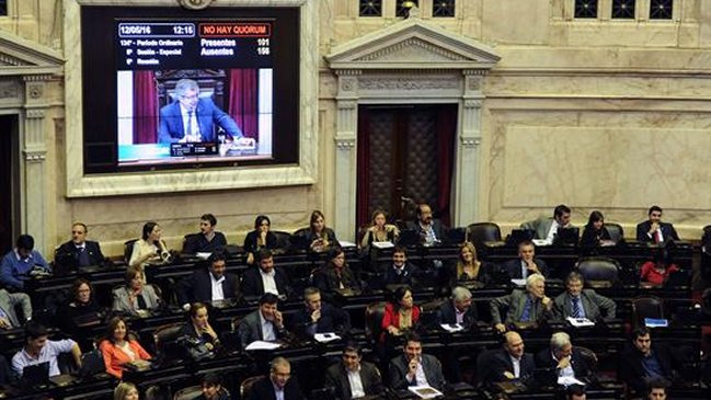 Oficialismo argentino se abre a debatir el aborto