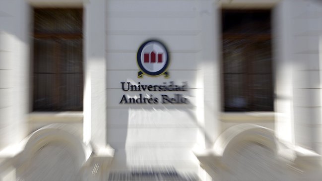 Carabineros desalojó toma de estudiantes en la Universidad Andrés Bello