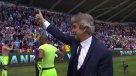 Pellegrini le regaló una chaqueta del City a un hincha en su despedida