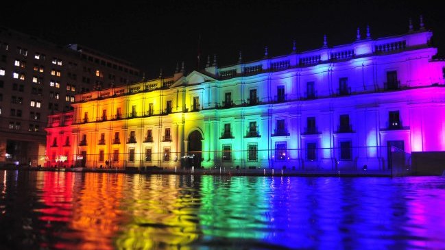 La Moneda se iluminó con los colores de la diversidad sexual