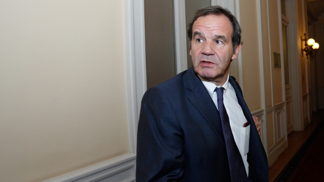 Allamand: Gobierno podrá organizar cabildos en un ascensor