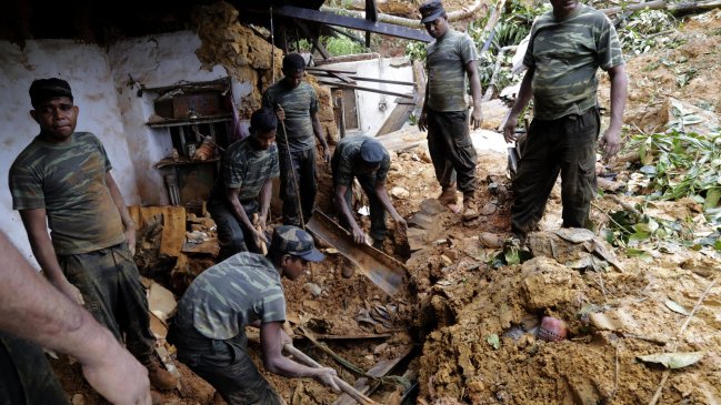 Al menos 134 desaparecidos en aldeas sepultadas por deslizamientos en Sri Lanka