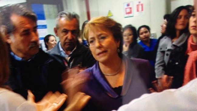 Presidenta Bachelet visita a Nabila Rifo en la ex Posta Central