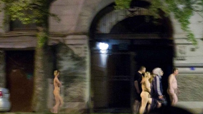 Policía obligó a prostitutas y clientes a caminar desnudos por San Petersburgo