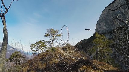   Así fue el salto base de Uli Emanuele atravesando aro de fuego 