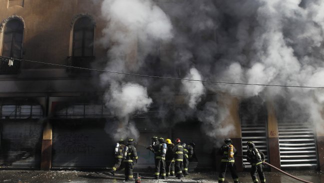 Trabajador municipal falleció tras incendio intencional durante incidentes en Valparaíso