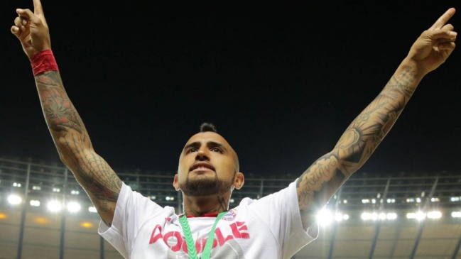 Bayern celebró cumpleaños de Arturo Vidal durante festejos de la Copa de Alemania