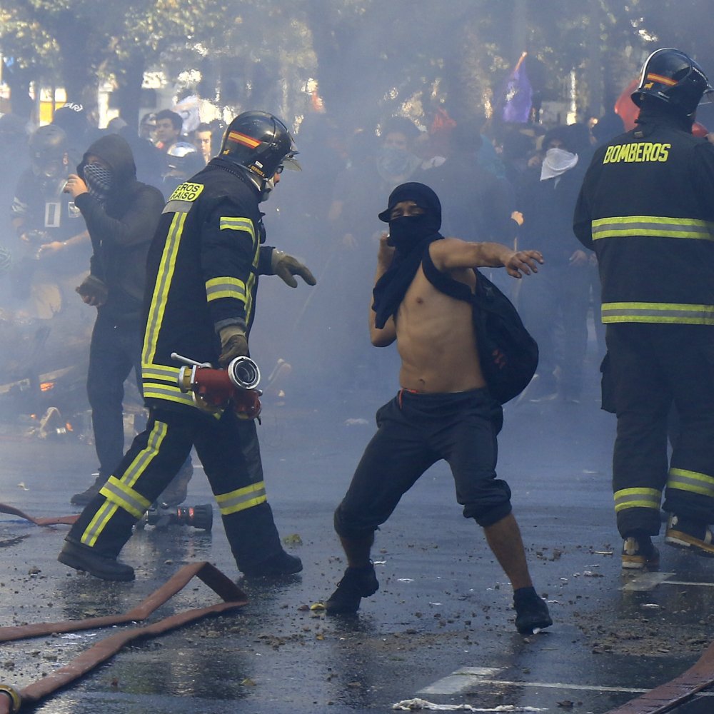 Bomberos versus encapuchados: El comentado contraste del 21 de mayo
