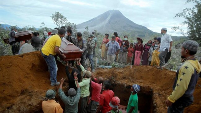 Siete muertos y dos heridos graves por erupción de volcán en Sumatra