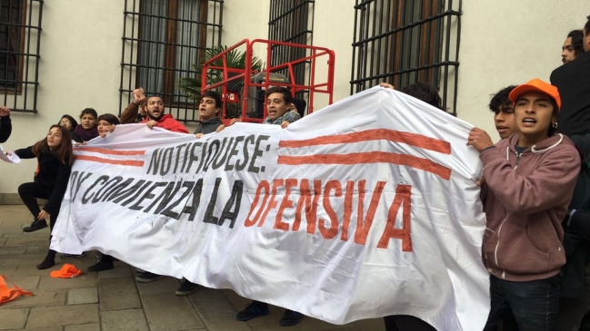 Estudiantes secundarios y universitarios irrumpieron en el Palacio de La Moneda