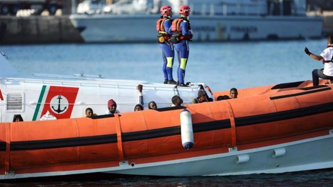 Marina italiana rescató a 500 inmigrantes y recuperó siete cuerpos tras naufragio