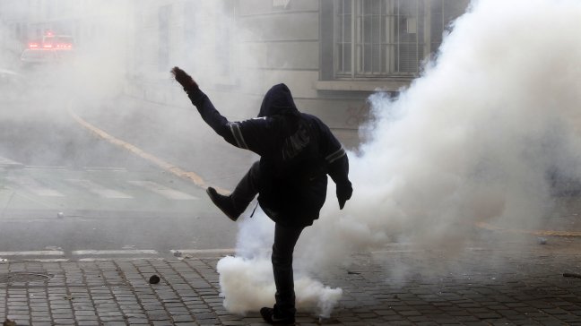 Incidentes marcaron marcha no autorizada de secundarios en Santiago