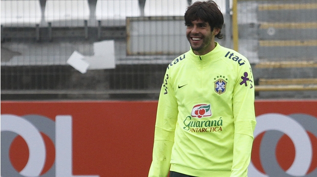 Kaká fue nominado en Brasil para suplir a Douglas Costa