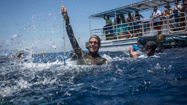 Chileno superó la barrera de los 100 metros de profundidad de buceo a pulmón