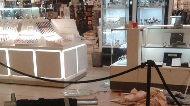 Encapuchados sustrajeron relojes desde tienda en Mall Florida Center