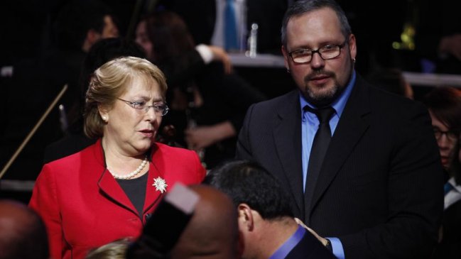 Alberto Mayol escribió una ópera que aborda la problemática entre política y dinero