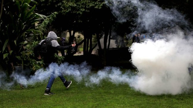 Encapuchados se enfrentaron a Carabineros en la Universidad de Concepción