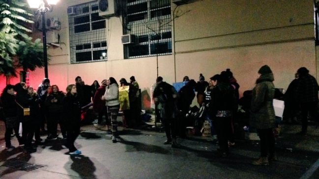 Mujeres pernoctaron en afueras del Serviu exigiendo reunión con ministra de Vivienda