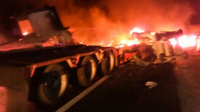 Explosión de camión cargado con combustible dejó tres muertos en México