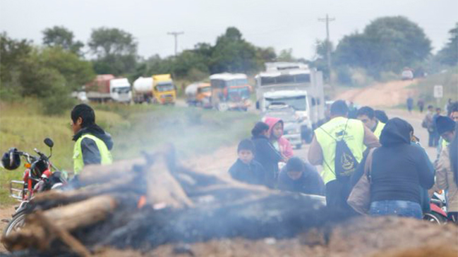 Camioneros bloquean cuatro regiones bolivianas en demanda por reforma tributaria