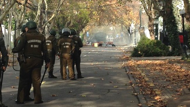 Providencia: Encapuchados provocan desmanes frente a sede universitaria