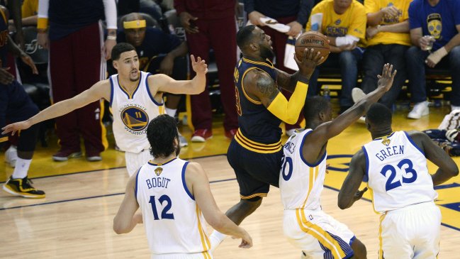 Golden State Warriors y Cleveland Cavaliers chocan nuevamente en la serie final de la NBA