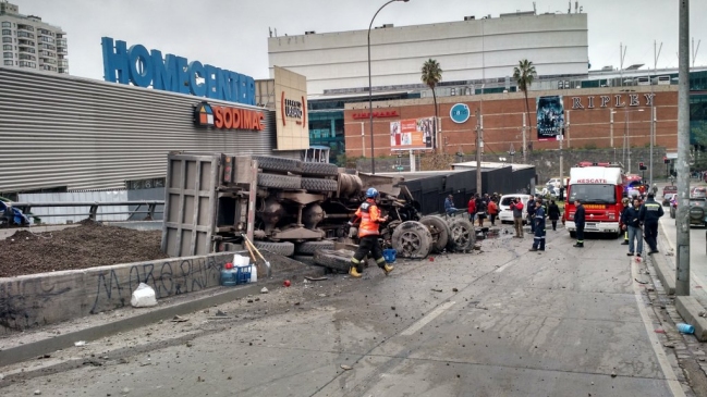 Accidente de tránsito en Viña del Mar dejó tres personas heridas