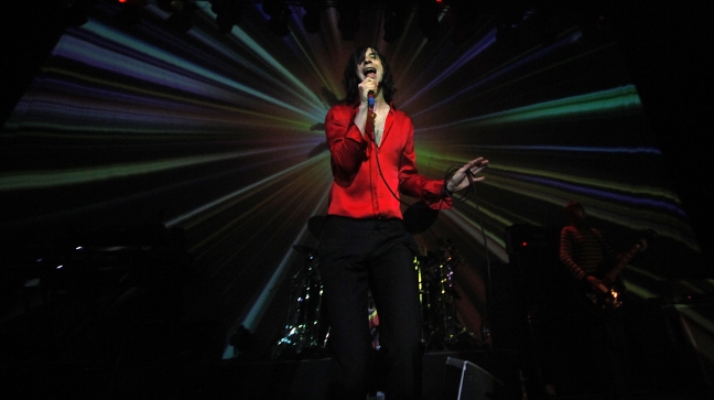 Vocalista de Primal Scream en el hospital tras caerse de un escenario