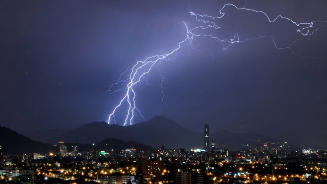 Tormentas eléctricas llegarán de madrugada a la Región Metropolitana