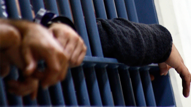 Apenas ingresó a prisión, reclusos lincharon a hombre acusado de violar a tres de sus hijas