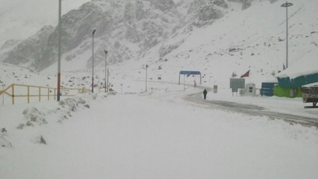 Paso Los Libertadores: 72 personas permanecen aislados por sistema frontal