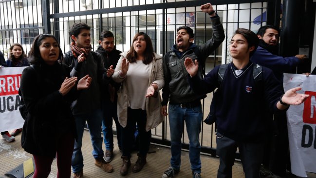 Confech manifestó desconfianza ante la invitación al diálogo del Mineduc