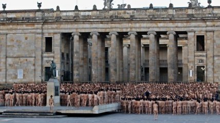 Spencer Tunick reaparece desnudando seis mil colombianos en Bogotá