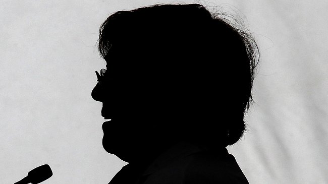 Jefe de diputados socialistas dice que retirar querella de Bachelet 