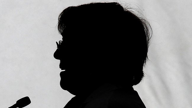 Jefe de diputados socialistas dice que retirar querella de Bachelet 