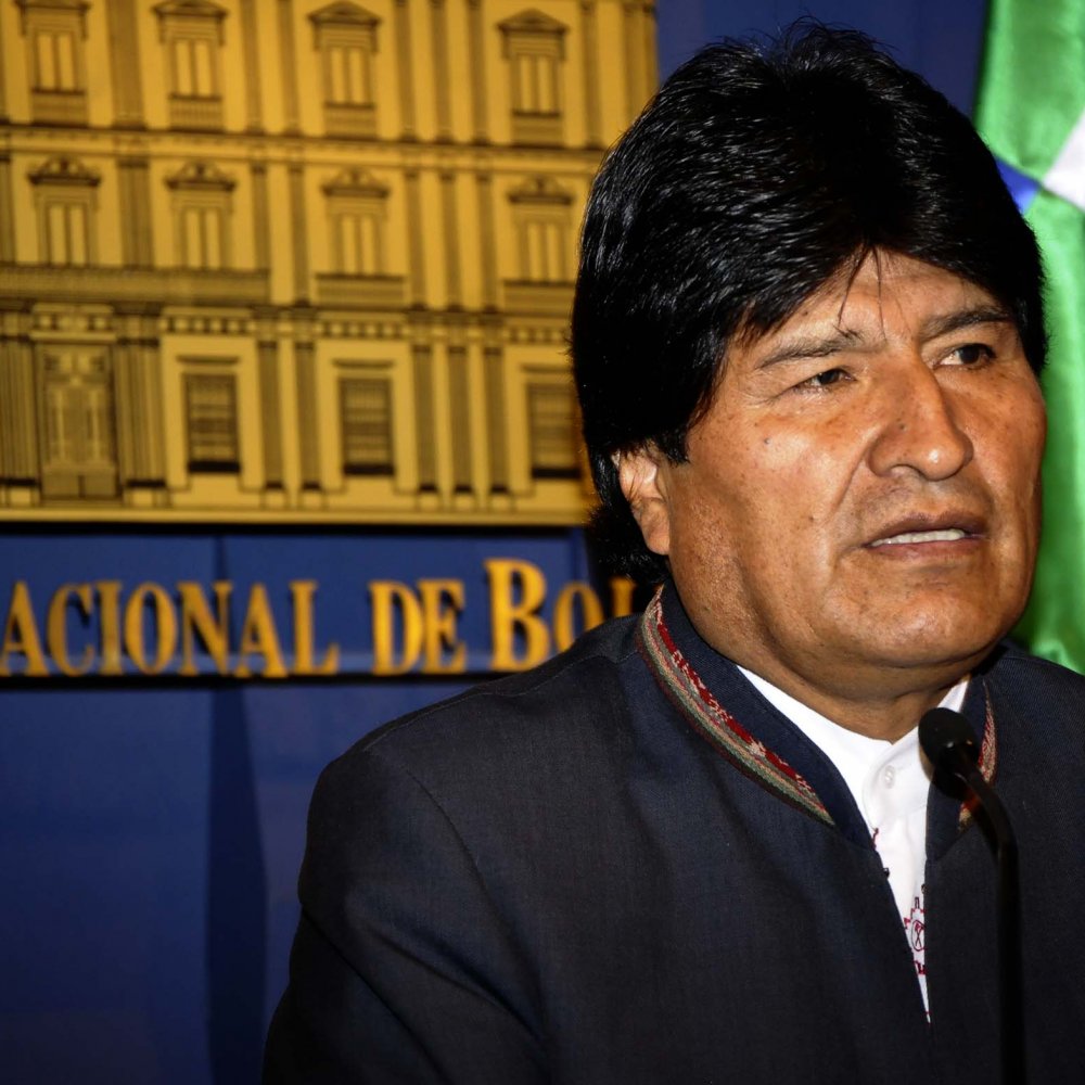 Evo Morales sufrió rotura de ligamentos en partido de fútbol y será sometido a cirugía