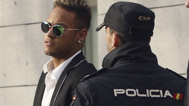 Fiscalía española pide juzgar a Neymar y a su padre por corrupción