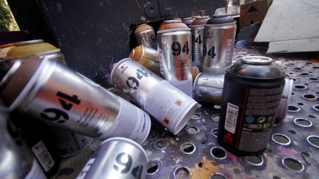 Siete grafiteros fueron detenidos por pintar tren del Metro