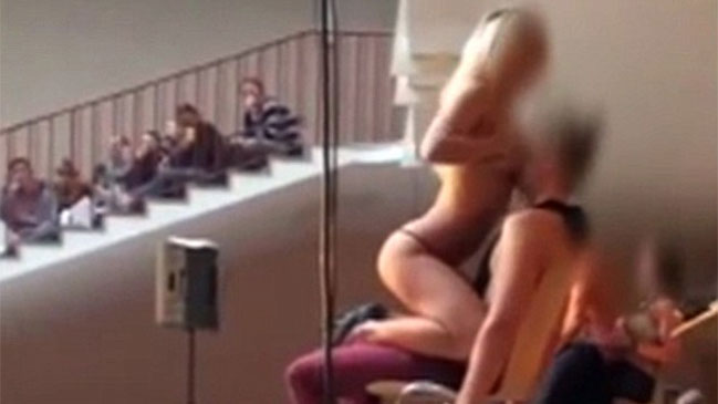 Charla sobre igualdad de derechos concluyó con striptease en Alemania