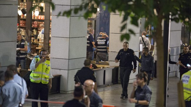 Al menos tres muertos en un ataque en un centro comercial de Tel Aviv