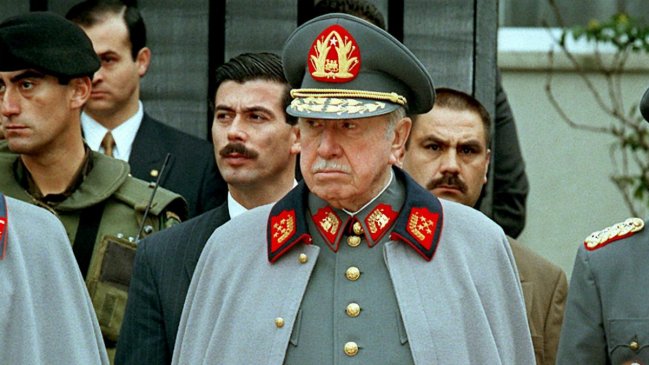 Concejo Municipal de Santiago revocó calidad de hijo ilustre a Augusto Pinochet