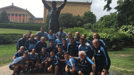 Delegación uruguaya se retrató con la estatua de 