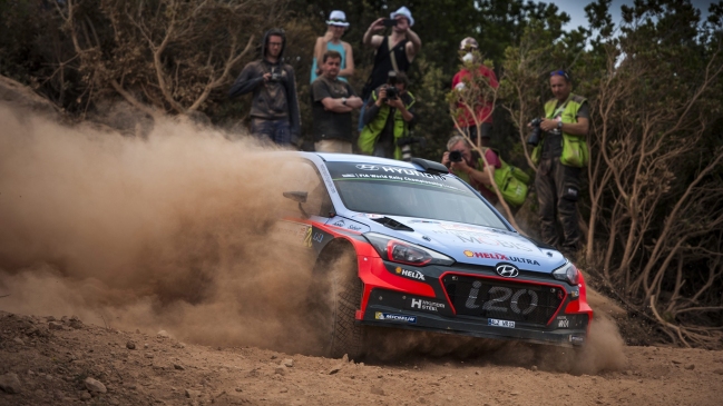 Thierry Neuville asumió el liderato en el Rally de Cerdeña