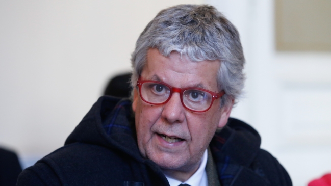 Eyzaguirre salió al paso de las críticas: La Presidenta decide su elenco, no los partidos