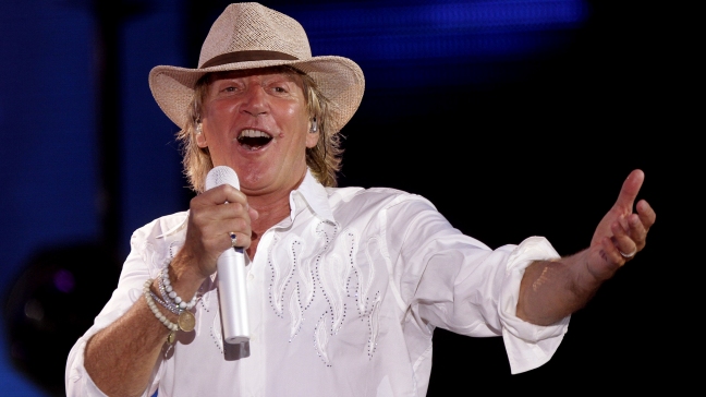 Isabel II condecora al músico Rod Stewart y el astronauta Tim Peake