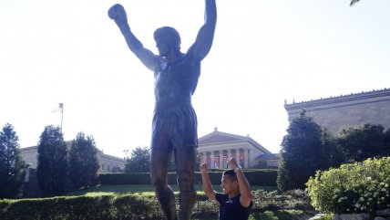 Alexis Sánchez visitó estatua de 